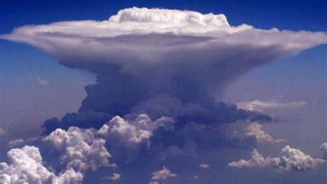 Mengenal Awan Cumulonimbus Pengertian Proses Terbentuk Jenis Hingga