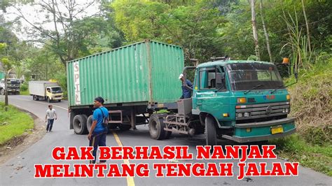 Melintang Di Tengah Jalan TRUK KONTAINER Gak Kuat Nanjak Sampe Nutup