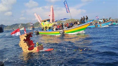 Nelayan Di Perairan Sendangbiru Kabupaten Malang Gelar Petik Laut