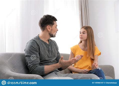 Padre Que Habla Con Su Hija Del Adolescente Imagen De Archivo Imagen