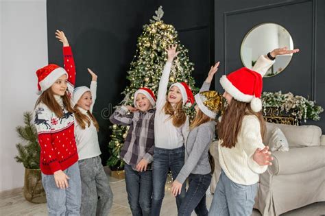 Grupo De Niños Felices Usando Sombreros Santa Jugando a La Navidad