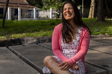 La Joven Latina Est Feliz Y Sonriendo Por La Llegada De La Primavera Est Sentada En El Parque
