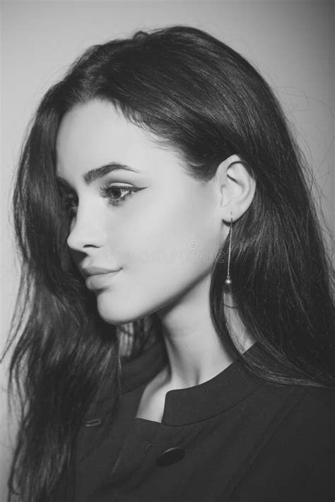 Bello Profilo Femminile Giovane Donna Calda Del Brunette Che Fluttua Il Suo Composto Di Digitahi