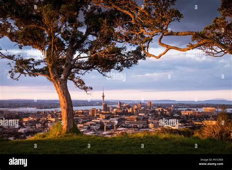 A view Auckland at sunset from the remnant volcano, Mt. Eden Stock ...