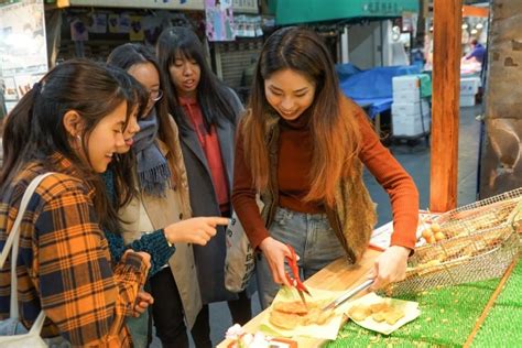 Kuromon Market Walking Street Food Tour in Osaka