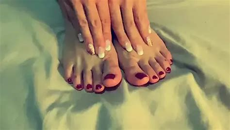 Lauren milf BBW Pawg Żona głaska lalkę mężczyznę pięknymi stopami i seksownymi rękami Uwielbia