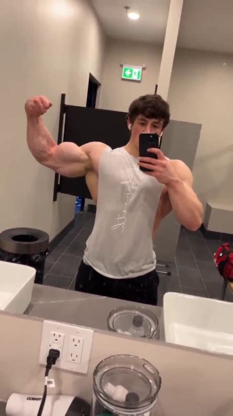 Johnny Kay Flexing His Beastly Biceps 💪🏼 Tumbex