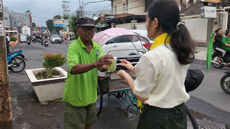 Salam Toleransi Puluhan Pegurus Dan Anggota PMR Wira SMAK Santo Paulus