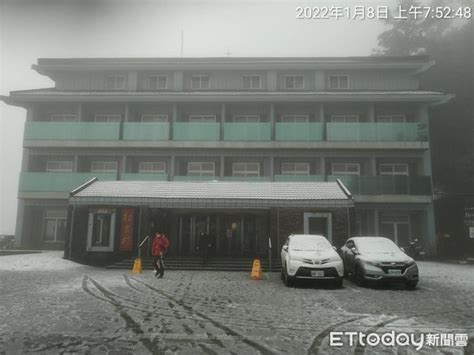 合歡山降雪遊客喜迎銀白世界 車輛通行須加掛雪鏈 Ettoday生活新聞 Ettoday新聞雲