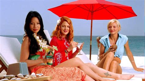 Charlie's Angels Movie Outfits: Lucy Liu is wearing Beach tropical ...