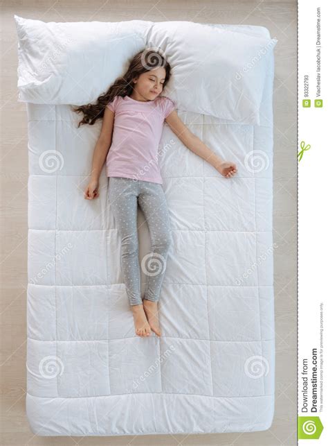 Petite Fille Mignonne Dormant Sur Le Lit Image Stock Image Du Maison