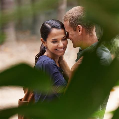 Levando A A Um Encontro Um Jovem Casal Atrativo Que Desfruta De Um