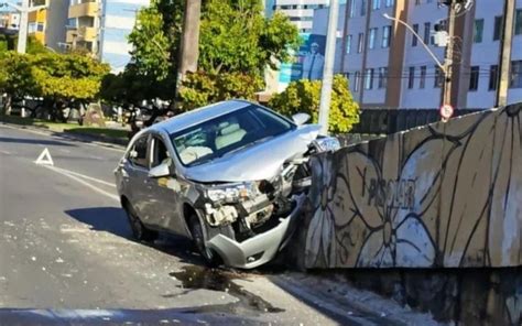 Carro fica destruído após bater em viaduto na zona Sul de Aracaju F5