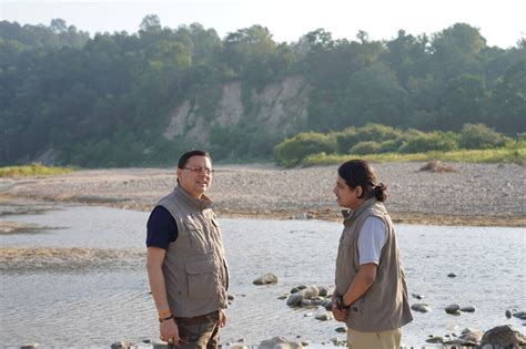 उत्तराखंड मुख्यमंत्री ने कॉर्बेट सुरक्षाकर्मियों के साथ की टाइगर रिजर्व में गश्त पढ़ें Cm के