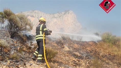 Un incendio forestal quema 140 hectáreas en Monòver donde trabajan un