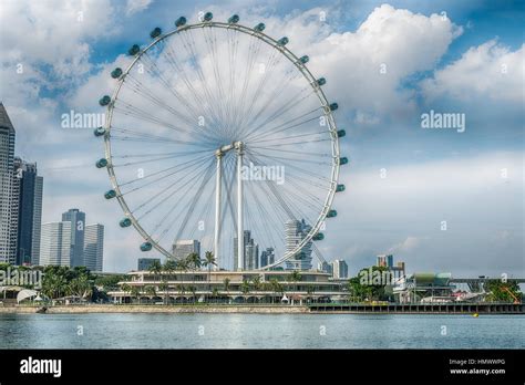 Singapore Flyer the giant ferris wheel in Singapore Stock Photo - Alamy