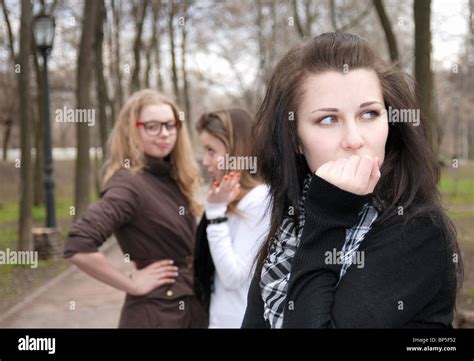 La Escena Emocional Con Tres Chicas Adolescentes Fotografía De Stock Alamy