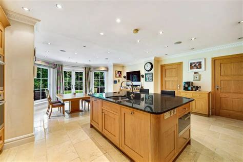 Inside Sir Alex Ferguson's Cheshire mansion that's still up for sale with £3.5m price tag ...