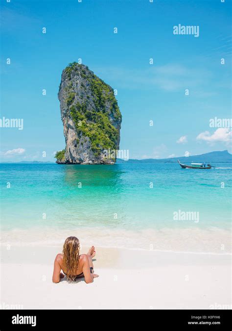 Woman in bikini en train de bronzer sur la plage en Thaïlande Photo Stock Alamy
