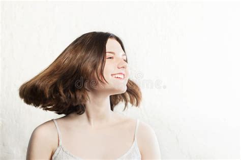 Jovencita De Brunette Sobre La Pared Blanca De Fondo Imagen De Archivo Imagen De Ocasional