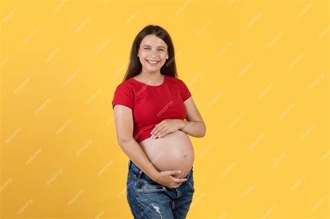 Mulher Jovem E Bonita Abraçando Sua Grande Barriga De Grávida E