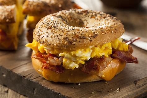 Bagel Con Huevo Revuelto Y Tocino