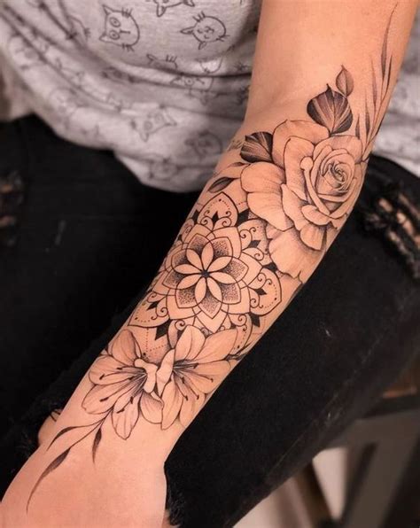 54 Tatouages fleur avant bras qui rendent une femme irrésistible