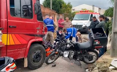 Motociclista quebra a perna em acidente caminhão no Uberaba