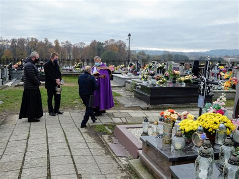 Modlitwa za zmarłych na cmentarzu w Uroczystość Wszystkich Świętych