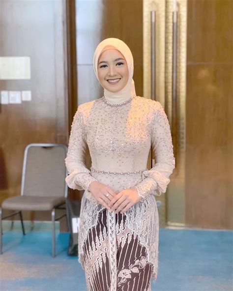 7 Inspirasi Model Kebaya Muslim Warna Nude Untuk Kondangan Bukareview