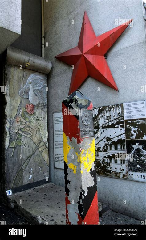 GERMANY, BERLIN, BERLIN WALL, CHECKPOINT CHARLIE, MUSEUM Stock Photo ...