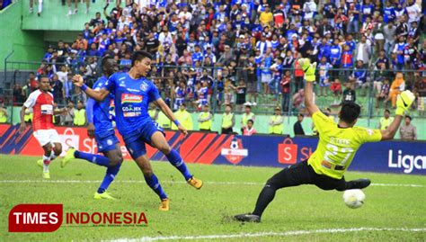 Babak Pertama Arema Fc Unggul Dari Persipura Times Indonesia