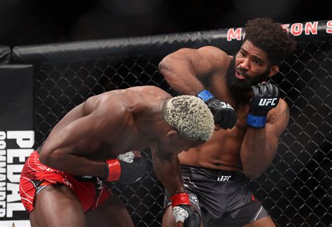 Chris Curtis def. Phil Hawes at UFC 268: Best photos