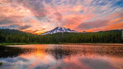 Kolorowe Chmury Nad Stratowulkanem Mount Rainier I Jeziorem Reflection Lake