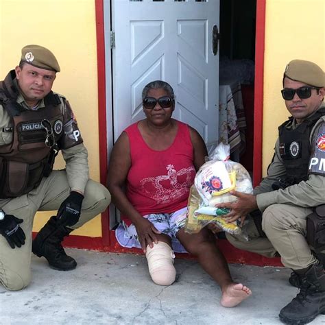 Policiais militares realizam doação de cestas básicas para famílias