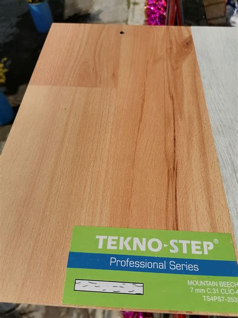 Piso Laminado Marca Tekno Step Linea Professional Series De 7mm