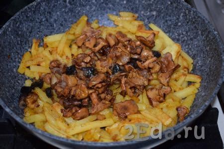 Картошка, жареная с лисичками и луком - пошаговый фоторецепт