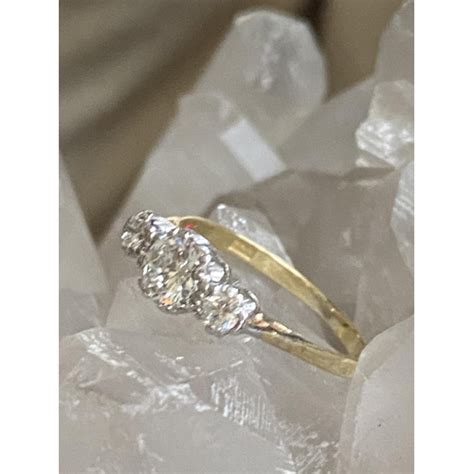 AN 18CT YELLOW GOLD THREE STONE GRADUATED DIAMOND RING With A Large