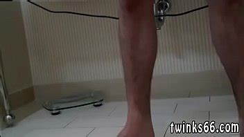 Chicos Meando Con Una Polla Colgada Y Hombres Porno Gay En Los Urinarios Por Primera Vez