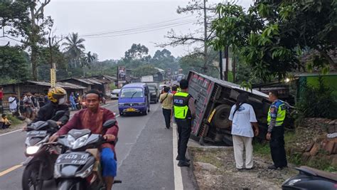 Sopir Mengantuk Truk Box Terguling Hingga Tabrak Musala Di Sukabumi