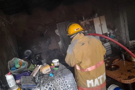 Una fuga de gas provocó un incendio en una casa y el fuego arrasó hasta