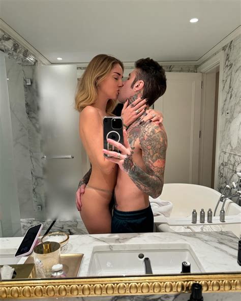 Chiara Ferragni In Topless Con Lintimo Nude Le Foto Di Coppia Con Fedez Celebrano Lamore