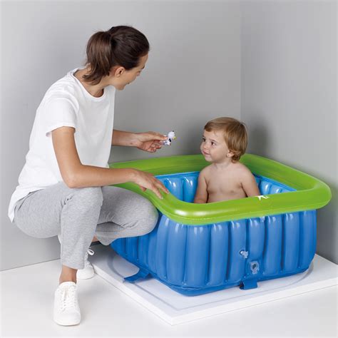 Baignoire bébé gonflable pour espace douche 60x60cm de Jane sur allobébé