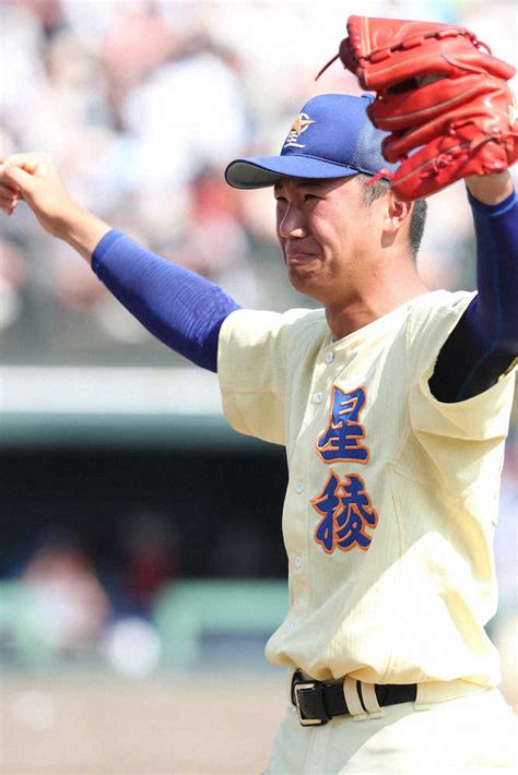 ＜小松大谷・星稜＞ 9回2死満塁、東海林の勝ち越しの本塁打に涙する星稜・奥川 （撮影・平嶋 理子） ― スポニチ Sponichi Annex 野球