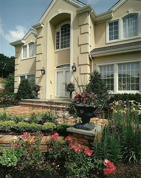 Front Entrance With Belden Brick Retaining Wall And Piers Klassisch