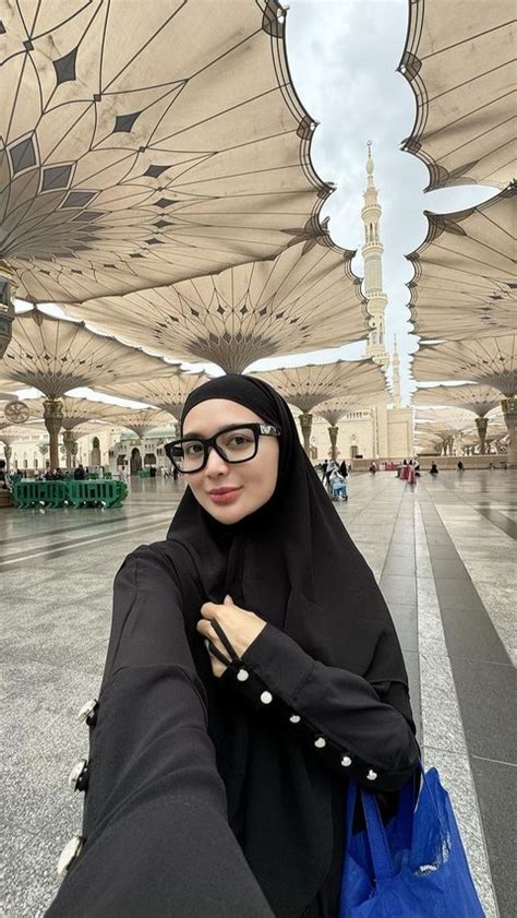 Potret Wika Salim Umroh Bareng Keluarga Di Bulan Ramadan Yang Bikin