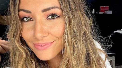 Delphine Wespiser envoûtante en bikini au naturel le charme opère sur le champ