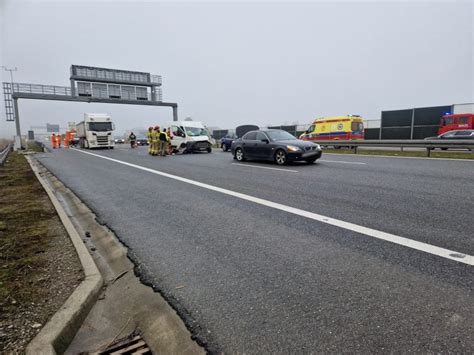 Zderzenie pojazdu dostawczego z ciężarówką na drodze S12 Spore