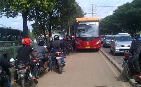 Jalan Tergenang Lalu Lintas Di Jalan Daan Mogot Semrawut