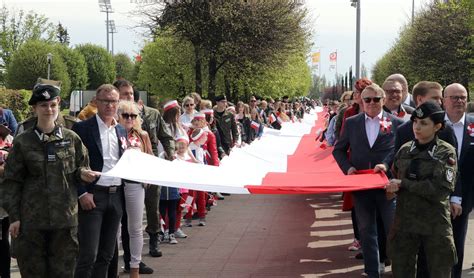 Święto Flagi Narodowej w Grudziądzu Mieszkańcy maszerowali ulicami